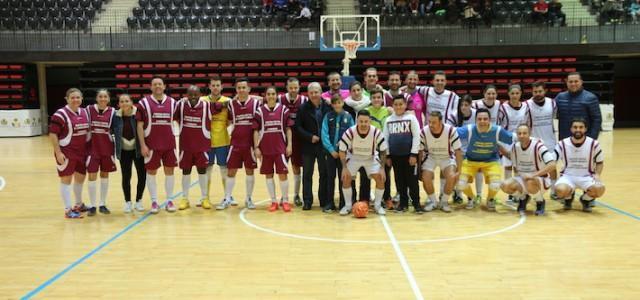 El IV Partit benèfic de futbol sala. IV Memorial Adrián Domingo Muñoz ‘goletja al càncer’