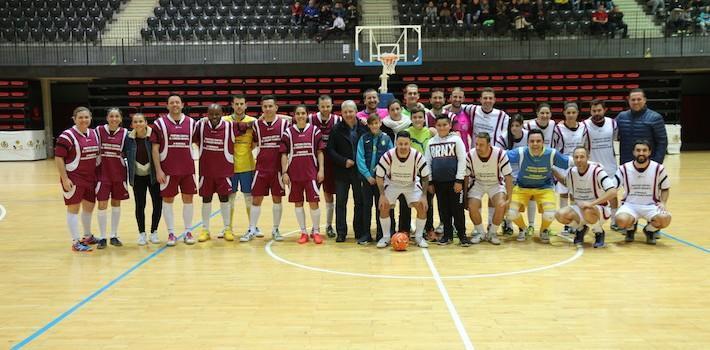 El IV Partit benèfic de futbol sala. IV Memorial Adrián Domingo Muñoz ‘goletja al càncer’