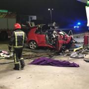 Moren dos joves de Vila-real després que el seu vehicle haja xocat contra una gasolinera en la N-340
