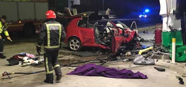 Moren dos joves de Vila-real després que el seu vehicle haja xocat contra una gasolinera en la N-340