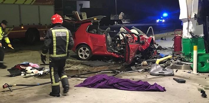 Moren dos joves de Vila-real després que el seu vehicle haja xocat contra una gasolinera en la N-340