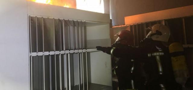 L’incendi en una empresa ceràmica crema vint metres quadrats d’exposició i provoca que part del sostre col·lapse