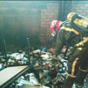 Els bombers extingeixen un incendi en les oficines d’una antiga fàbrica de mobiliari a Vila-real