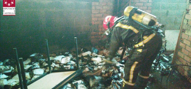 Els bombers extingeixen un incendi en les oficines d’una antiga fàbrica de mobiliari a Vila-real