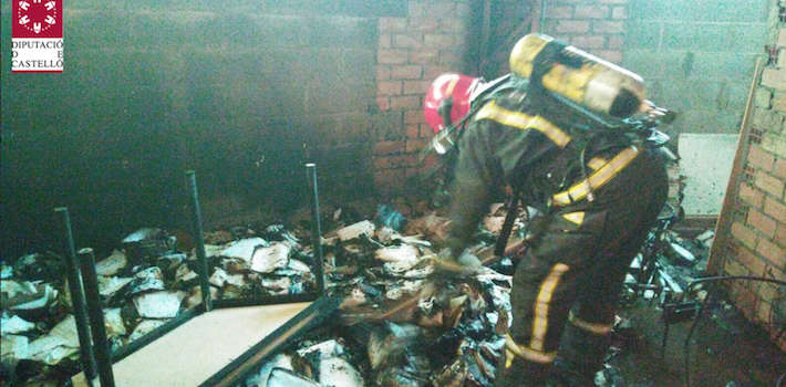 Els bombers extingeixen un incendi en les oficines d’una antiga fàbrica de mobiliari a Vila-real