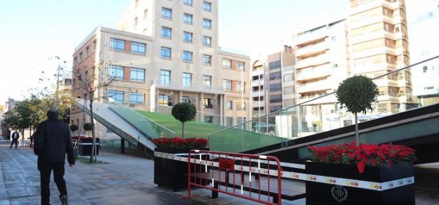 La plaça Major de Vila-real llueix dos nous maceters amb bancs incorporats