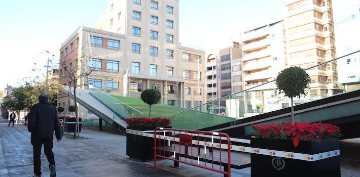 La plaça Major de Vila-real llueix dos nous maceters amb bancs incorporats