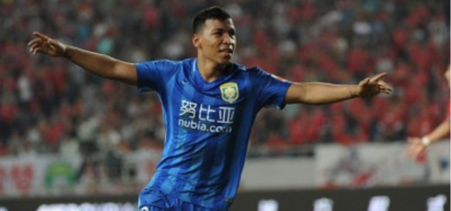 El davanter Roger Martínez del Jiangsu Suning, candidat número u per a suplir a Bakambu