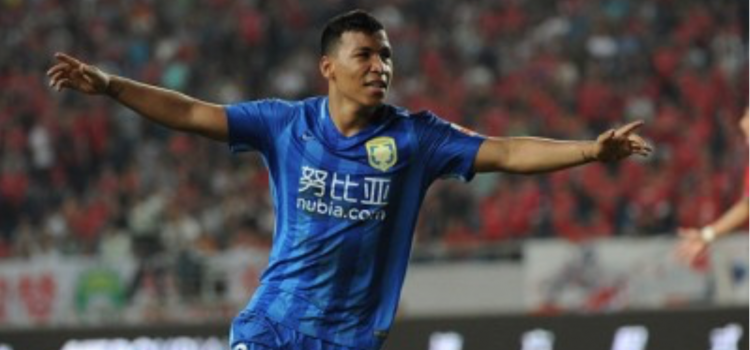 El davanter Roger Martínez del Jiangsu Suning, candidat número u per a suplir a Bakambu