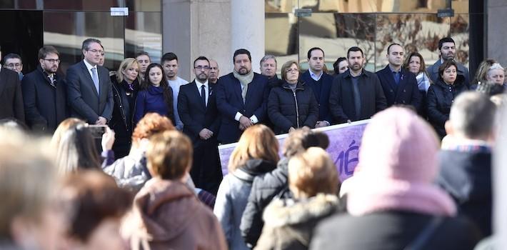 Condemna unànime de l’assassinat d’Andrea Carballo que reobri el debat de vigilar a l’agressor i no a la víctima