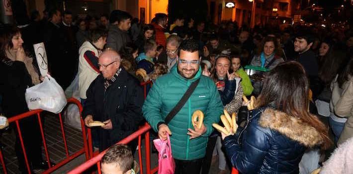 Vila-real celebra hui la Matxà amb el repartiment de 4.000 rotllos i l’encesa de la foguera de Sant Antoni