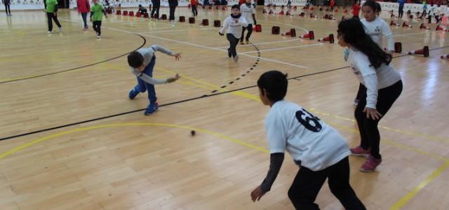 Un centenar de xiquets d’entre 8 i 10 anys participen en la  jornada de pilota valenciana al CTE