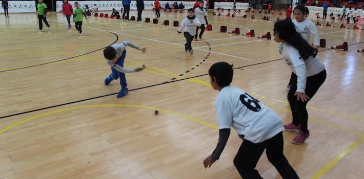 Un centenar de xiquets d’entre 8 i 10 anys participen en la  jornada de pilota valenciana al CTE