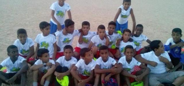 Smara arreplega material esportiu per a la celebració d’un torneig de futbol infantil