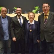 L’alcalde acompanya Dolores Cortés i Xarxa Teatre en el lliurament de medalles de l’UJI