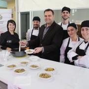 L’alumnat de cuina i restauració mostra com es cuinen arrossos amb productes del Mercat Central