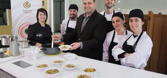 L’alumnat de cuina i restauració mostra com es cuinen arrossos amb productes del Mercat Central