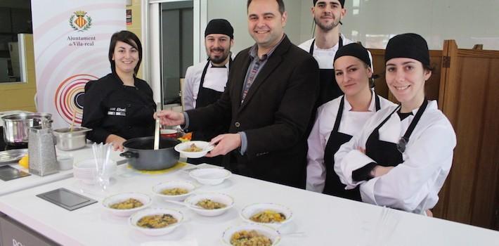 L’alumnat de cuina i restauració mostra com es cuinen arrossos amb productes del Mercat Central