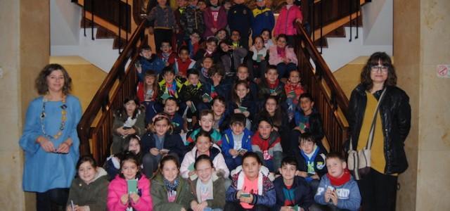 50 alumnes de 2n curs de Primària del Pius XII visiten l’Ajuntament amb el professorat