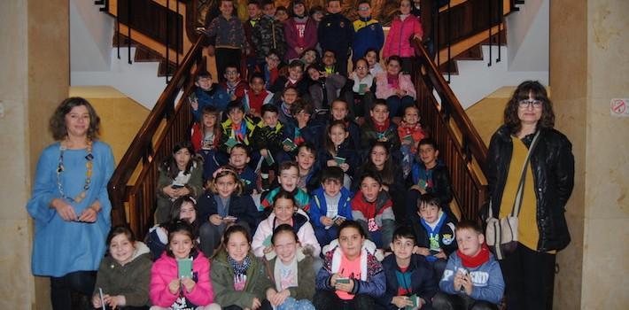 50 alumnes de 2n curs de Primària del Pius XII visiten l’Ajuntament amb el professorat