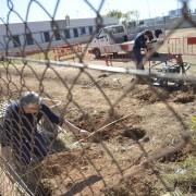 Els treballadors de l’Emcorp col·loquen una tanca en una horta al pati del Pasqual Nàcher