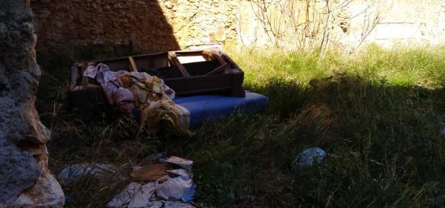 Cs urgeix la neteja del parc caní de La Senia i del solar del carrer Almassora