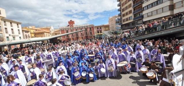 Multitudinària Tamborada del Diumenge de Rams a la plaça Major