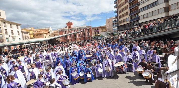 Multitudinària Tamborada del Diumenge de Rams a la plaça Major