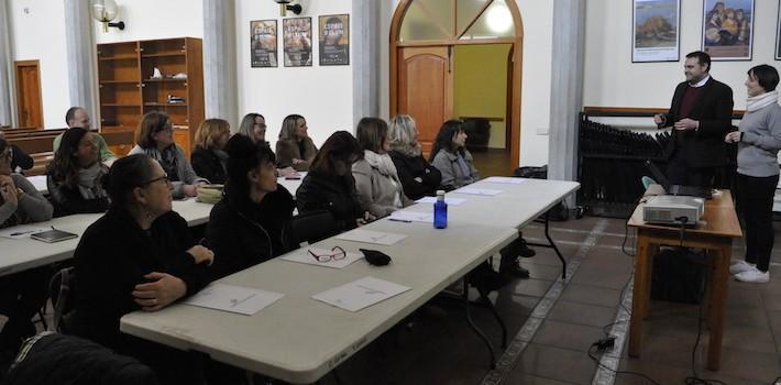 19 persones de 16 negocis aprenen tècniques per a millorar la imatge dels comerços