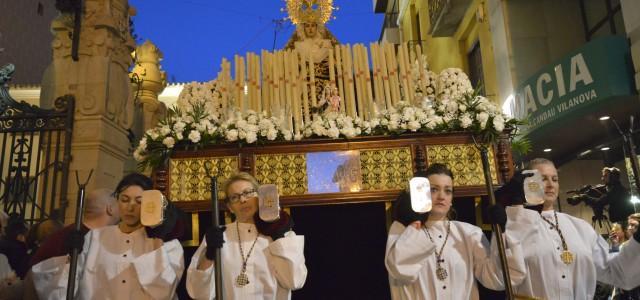 Un pas format exclusivament per dones fa història en la processó del Sant Soterrament