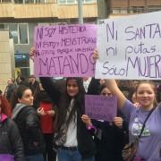 Centenars de persones es congreguen a la plaça Major en suport a la lluita per la igualtat i a la vaga feminista