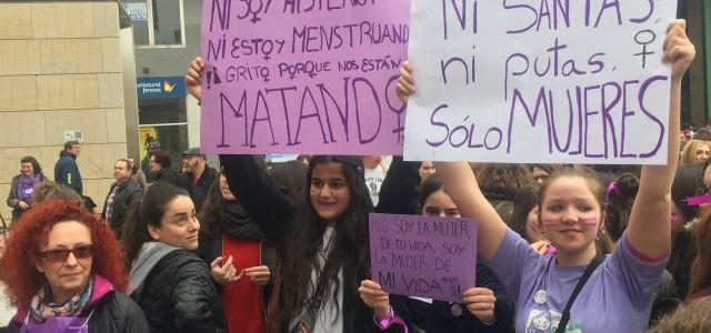 Centenars de persones es congreguen a la plaça Major en suport a la lluita per la igualtat i a la vaga feminista