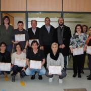 Una vintena de pares i mares de xiquets escolaritzats a la ciutat conclouen els cursos de valencià 