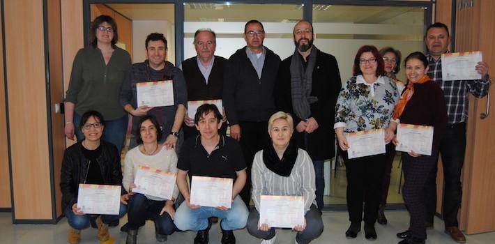 Una vintena de pares i mares de xiquets escolaritzats a la ciutat conclouen els cursos de valencià 