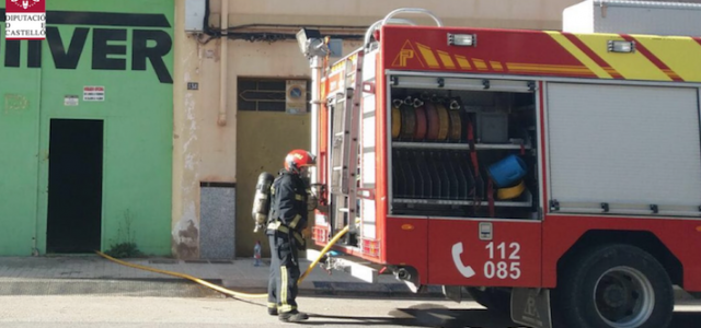 Incendi industrial en l’antiga nau de Frutiver en la zona nord de Vila-real que ja està controlat