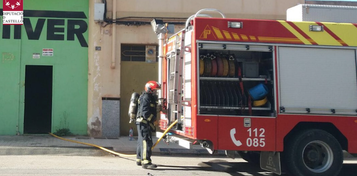 Incendi industrial en l’antiga nau de Frutiver en la zona nord de Vila-real que ja està controlat