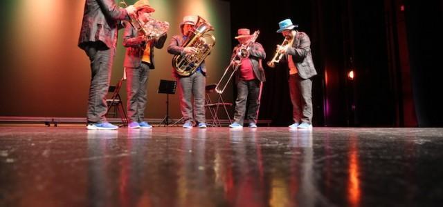 Els escolars gaudeixen del concert pedagògic ‘Metàl·lics’, del quintet Spanhis Brass Luur Metalls