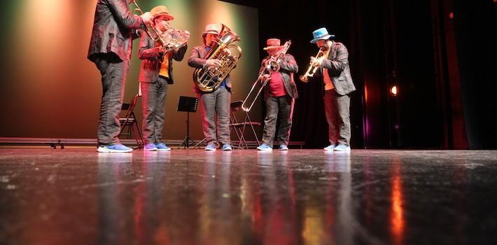 Els escolars gaudeixen del concert pedagògic ‘Metàl·lics’, del quintet Spanhis Brass Luur Metalls