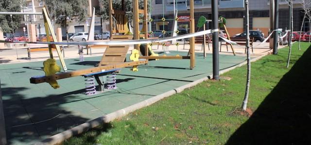 Nous jocs infantils i un mobiliari millorat i actualitzat llueixen en el jardí del Mestre Vidal