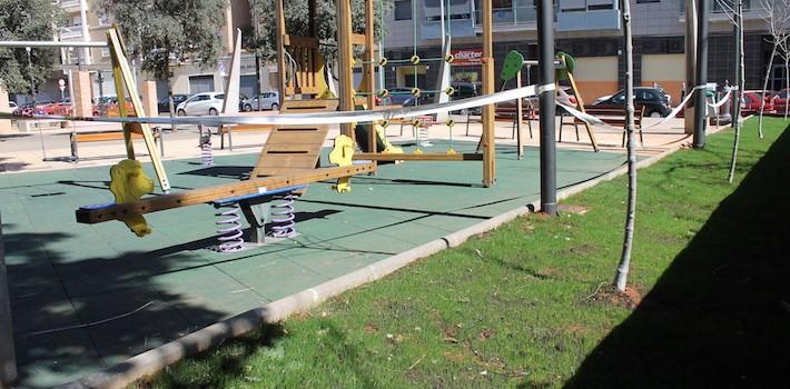 Nous jocs infantils i un mobiliari millorat i actualitzat llueixen en el jardí del Mestre Vidal