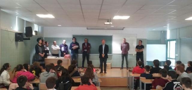 Els participants en les VII proves matemàtiques Canguret reben els diplomes acreditatius al Broch i Llop