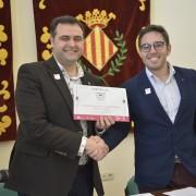 Covaco lliura a l’Ajuntament i a Ucovi un distintiu especial per la seua promoció al comerç local