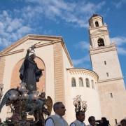 Veïns i veïnes admiren i lloen la imatge del patró en la Processó que ha posat la guinda d’or a la jornada 