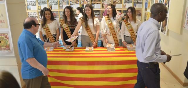 La reina i dames reparteixen entre els veïns el programa de festes hui i demà