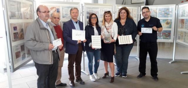 Una exposició de Correus al col·legi Cervantes apropa el món del segell a xiquets i xiquetes 