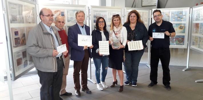 Una exposició de Correus al col·legi Cervantes apropa el món del segell a xiquets i xiquetes 