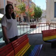 La ciutat pinta bancs i penja la bandera de l’arc de Sant Martí pel dia de l’Orgull LGTBI