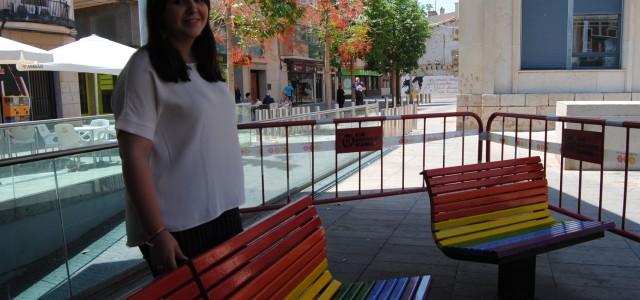 La ciutat pinta bancs i penja la bandera de l’arc de Sant Martí pel dia de l’Orgull LGTBI