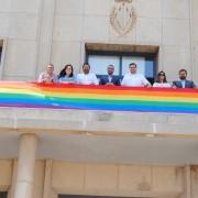 La bandera de l’arc de sant Martí oneja a l’Ajuntament amb motiu del Dia de l’Orgull LGTBI