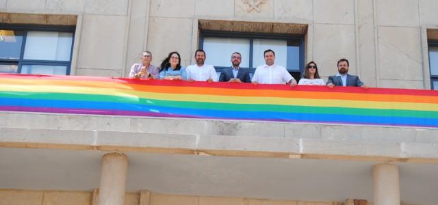 La bandera de l’arc de sant Martí oneja a l’Ajuntament amb motiu del Dia de l’Orgull LGTBI